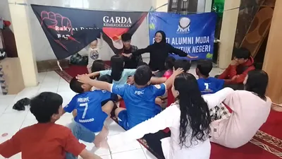 IKA Muda UNPAD dan Relawan Garda Kemerdekaan Berikan Dukungan untuk Korban Kebakaran Jalan Cilentah