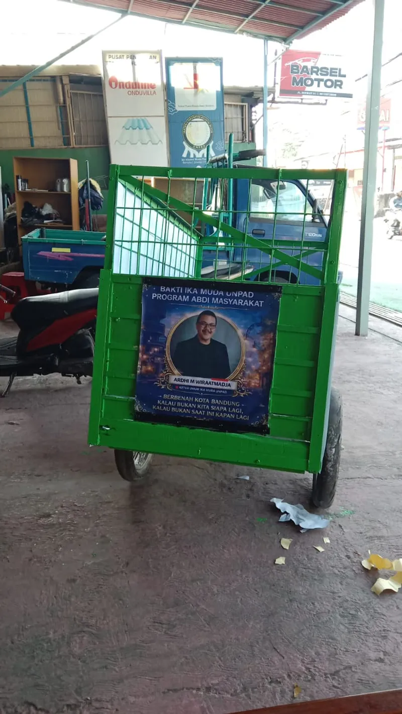 IKA Muda UNPAD Luncurkan Program "Bakti IKA Muda UNPAD": Reparasi dan Renovasi Gerobak Sampah Warga Kota Bandung - image 1
