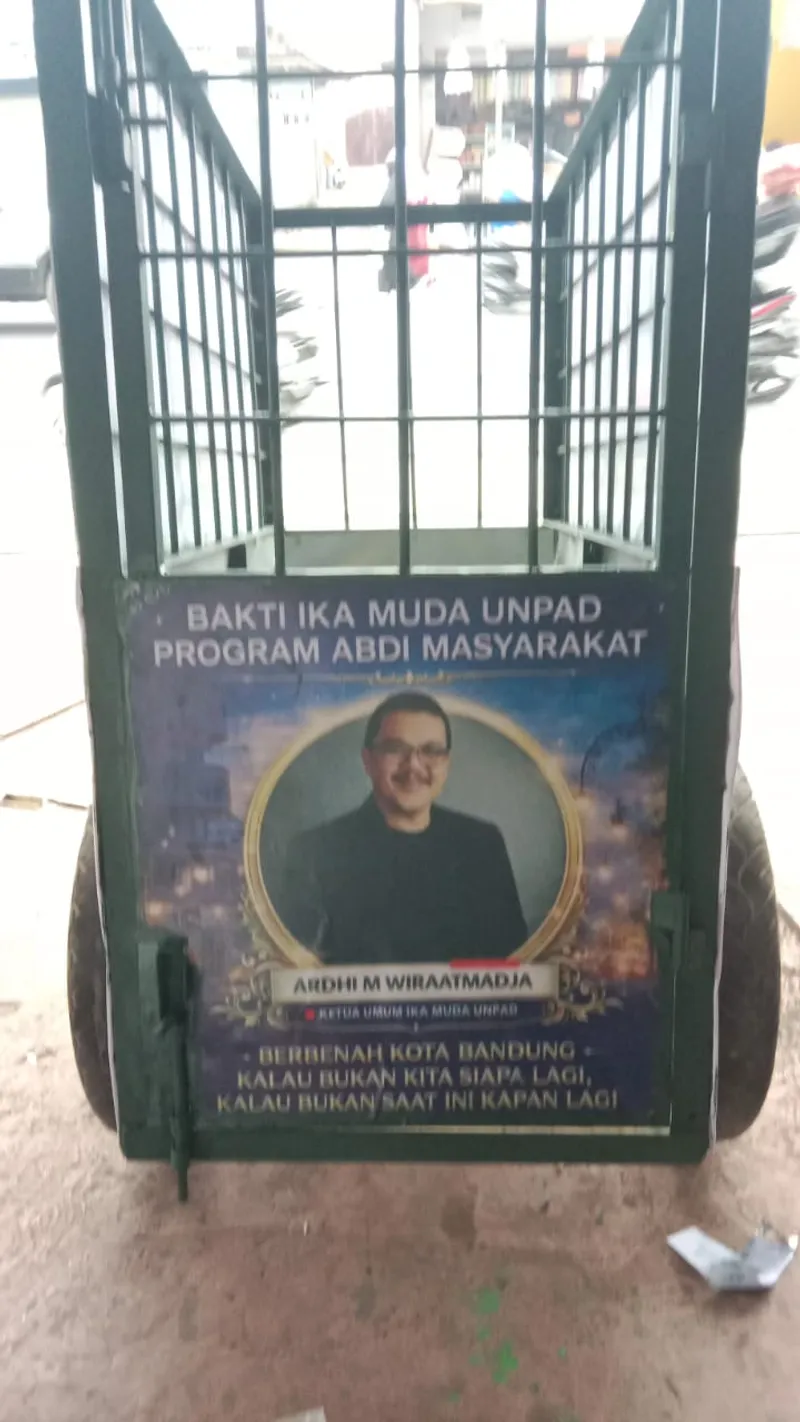 Ketua Umum IKA Muda UNPAD Kang Ardhi M Wiraatmadja Apresiasi Keberhasilan Program Bakti Renovasi Gerobak Sampah untuk Warga Kota Bandung - image 1